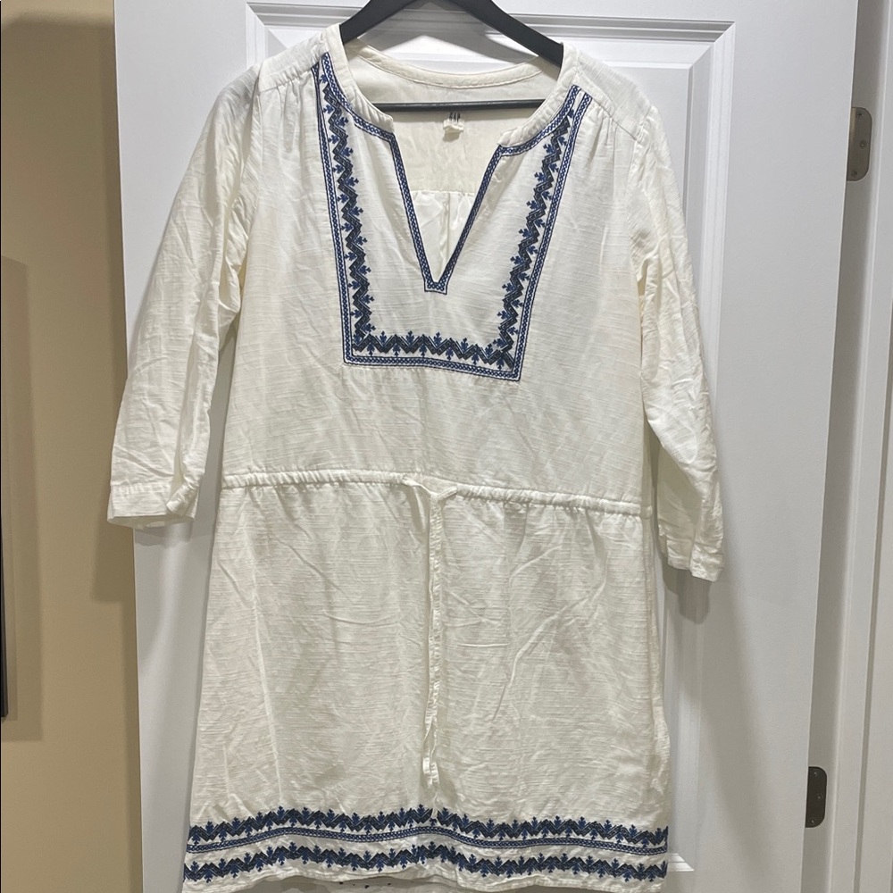 GAP Ivory Top with Navy Details